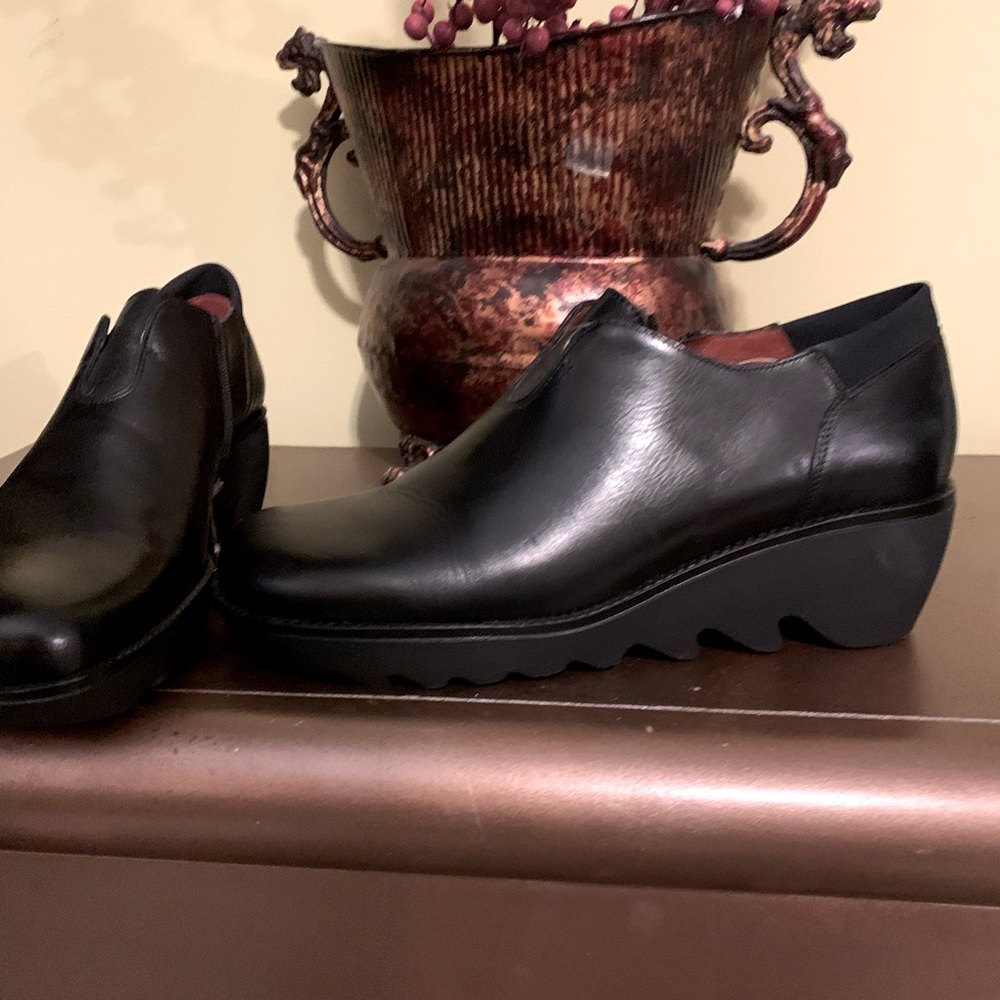 Like new condition, very comfortable. Narrow…